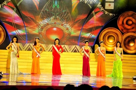 6 thí sinh vào phần thi ứng xử để chọn Hoa hậu