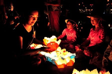 Rất nhiều du khách mua hoa đăng thả xuống Sông Hoài cầu may mắn