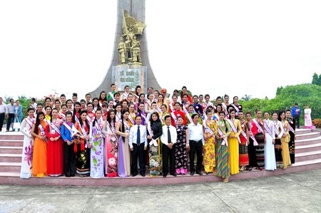 Các thí sinh chụp hình lưu niệm tại nghĩa trang liệt sĩ Điện Bàn