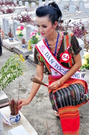 Các thí sinh dâng hương tại nghĩa trang liệt sĩ huyện Điện Bàn