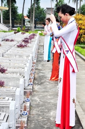 Các thí sinh dâng hương tại nghĩa trang liệt sĩ huyện Điện Bàn