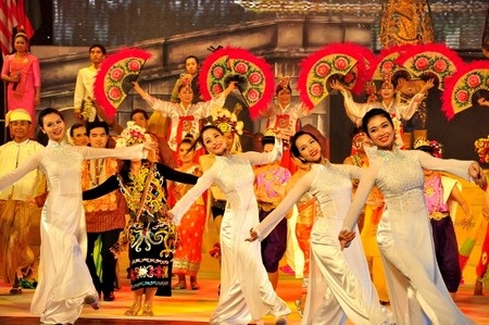 Tà áo dài của Việt Nam bên cạnh trang phục rực rỡ của các nước bạn trong đêm khai mạc