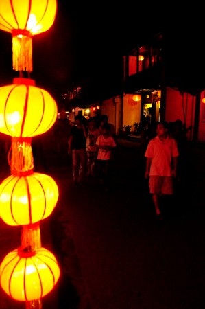 Đường phố Hội An không có đèn đường mà chỉ có đèn lồng