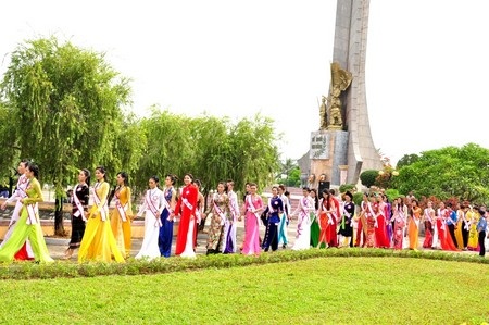 Dâng hương tại nhà lưu niệm liệt sĩ Nguyễn Văn Trỗi