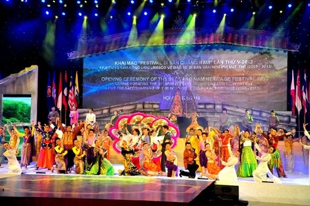 Các nước bạn bè Asean và Hàn Quốc cùng tham gia biểu diễn trong đêm khai mạc Festival