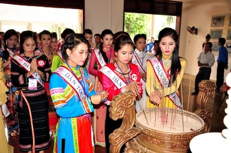 Dâng hương tại nhà lưu niệm liệt sĩ Nguyễn Văn Trỗi