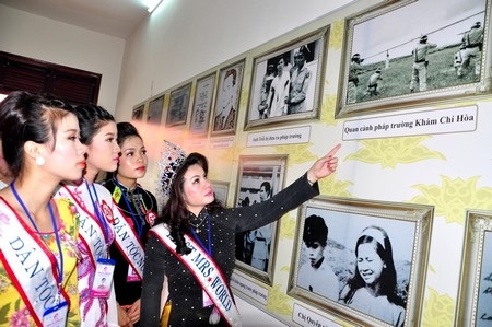 Các thí sinh thăm quan nhà lưu niệm anh hùng liệt sĩ Nguyễn Văn Trỗi