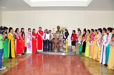 Thí sinh phát biểu cảm nghĩ của mình tại nhà lưu niệm anh Trỗi