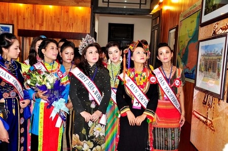 Các thí sinh thăm quan nhà lưu niệm anh hùng liệt sĩ Nguyễn Văn Trỗi