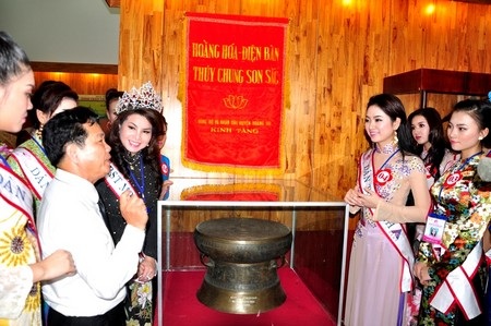 Nghe thuyết trình tại bảo tàng Điện Bàn