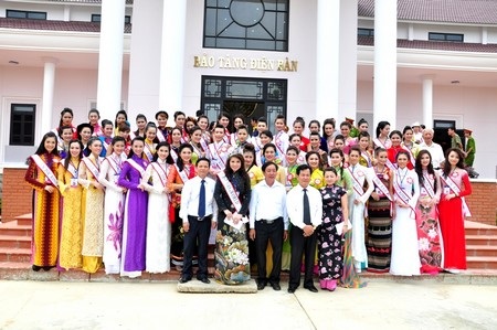 Chụp hình lưu niệm tại bảo tàng Điện Bàn