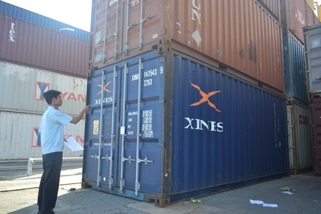 Lô hàng 5 chiếc ô tô Lexus đang ở cảng Tiên Sa (Đà Nẵng) để chờ điều tra. Ảnh: T.T.