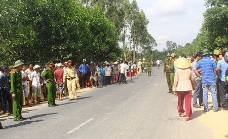 Rất đông người dân địa phương khi nghe tin vụ án kéo đến xem