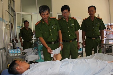 Hỗ trợ các chiến sĩ cảnh sát bị ngạt khí khi chữa cháy