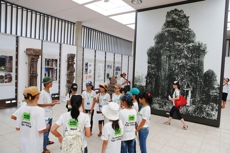 Các em học sinh được nghe giới thiệu về Mỹ Sơn tại khu trưng bày.