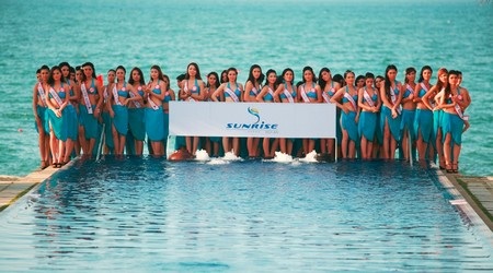 63 thí sinh trong trang phục áo tắm chụp ảnh trước biển 