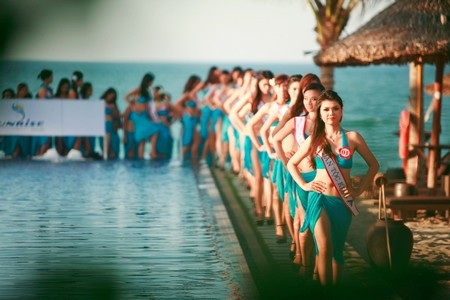 63 thí sinh trong trang phục áo tắm chụp ảnh trước biển 