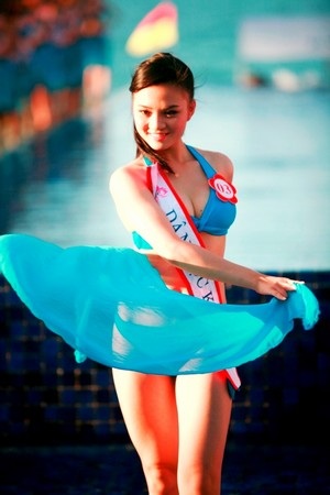 63 thí sinh trong trang phục áo tắm chụp ảnh trước biển 