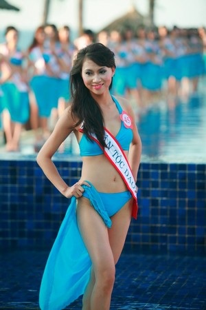 Các thí sinh đã có buổi chụp hình vui vẻ với biển