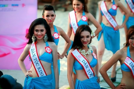 Những cô gái lung linh ở vòng thi áo tắm