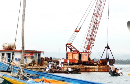 Người dân chèo ghe ra xà lan ngăn cản việc thi công