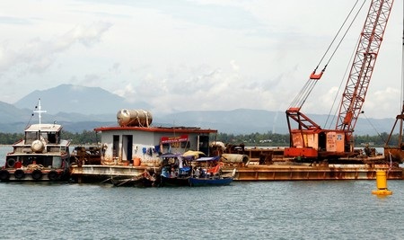 Sau khi người dân phản ứng, các xà lan tạm thời nghỉ việc