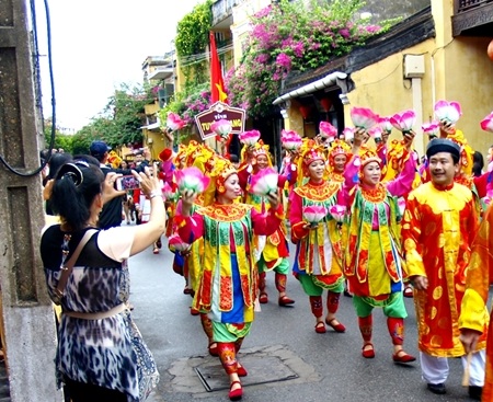Lễ hội đường phố tràn ngập màu sắc tại Hội An
