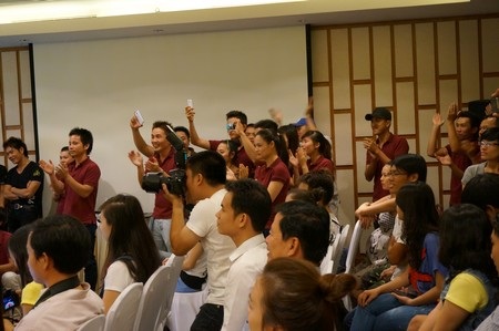 Rất đông bạn trẻ cổ vũ cuộc thi