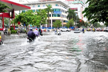 Ngã tư Nguyễn Văn Linh – Hàm Nghi – Lê Đình Lý như biển nước