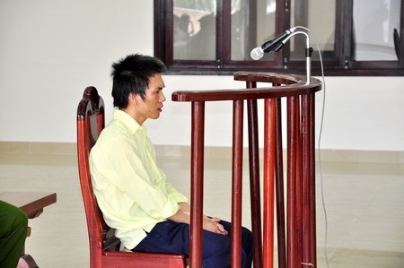 Bị cáo Phạm Tuấn Vũ phải ngồi trả lời Hội đồng xét xử do sức khỏe không đảm bảo.