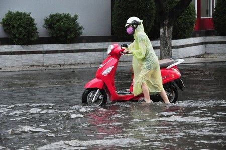 Xe máy bị ngập nước tắt máy nên nhiều người phải dắt bộ