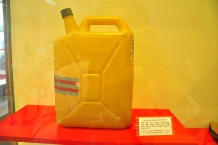 Can nhựa dùng để chứa chất độc CS của quân đội Mỹ trong chiến tranh Việt Nam