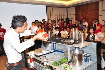 Để làm ra một ly cocktail, người pha chế phải biểu diễn đẹp mắt để người thưởng thức xem