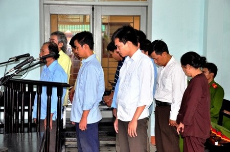 10 bị cáo trong đường dây chuyên làm văn bằng, chứng chỉ giả trước vành móng ngựa