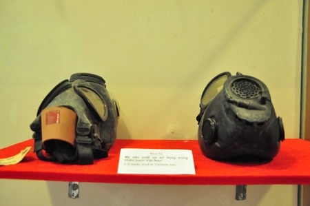 Mặt nạ và bình dưỡng khí mà quân đội Mỹ dùng trước khi đi rải chất độc da cam