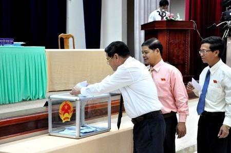 Các đại biểu HĐND tỉnh Quảng Nam bỏ phiếu tín nhiệm sáng 4/7