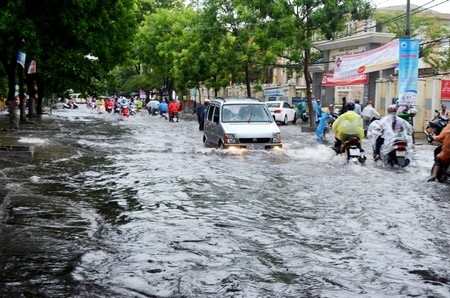 Đoạn đường Quang Trung bị ngập nặng