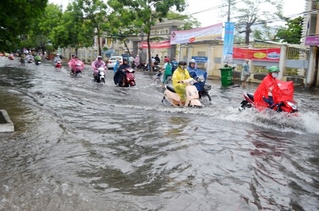 Đoạn đường Quang Trung bị ngập nặng