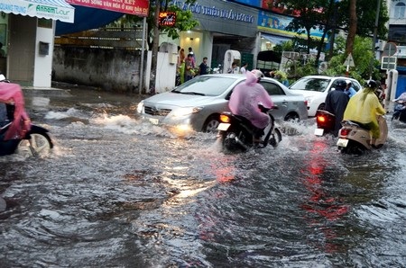 Nhiều tuyến đường ngập nửa bánh xe máy