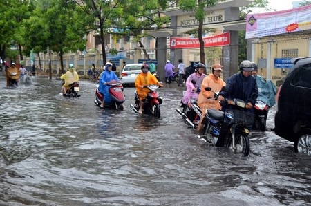Do mưa lớn vào giờ tan tầm nên nhiều tuyến đường bị lẹt xe cục bộ