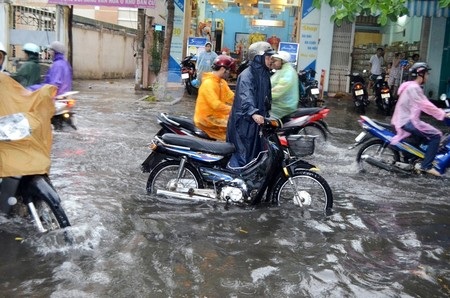 Xe máy bị ngập nước tắt máy nên nhiều người phải dắt bộ
