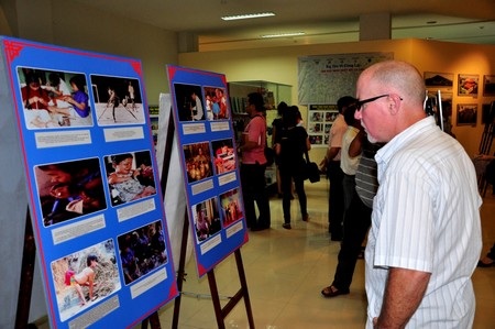 Nhiều bạn trẻ và khách nước ngoài đến thăm triển lãm.