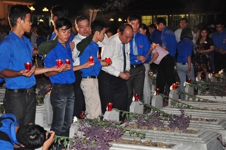 Phó Thủ tướng thắp hương, dâng hoa các phần mộ trong nghĩa trang liệt sĩ Điện Bàn