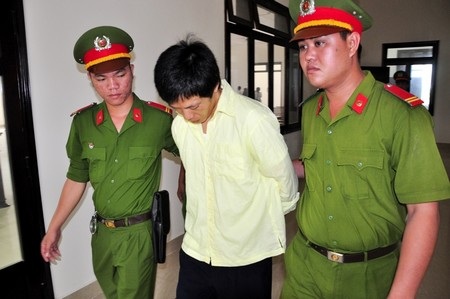 Bị cáo Nguyễn Quốc Phú cũng được đưa về trại giam sau khi tòa tuyên án
