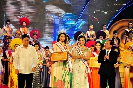 Ông Trần Minh Cả (ngoài cùng bên phải) tại lễ trao vương miệng Hoa hậu các Dân tộc Việt 