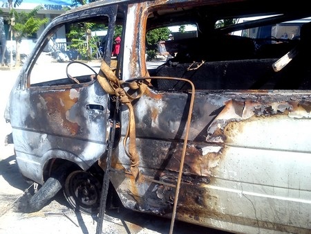 Xe khách chở gỗ cháy rụi trong đêm