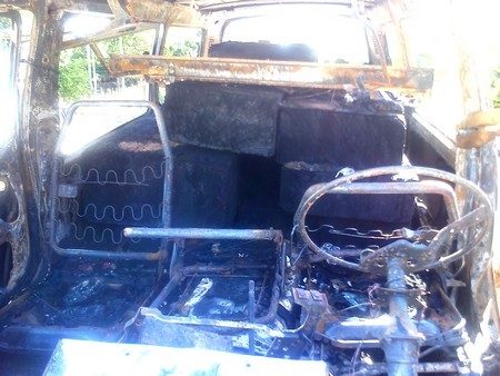 Xe khách chở gỗ cháy rụi trong đêm