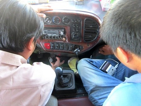 TTGT kiểm tra xe khách có gắn “hộp đen”