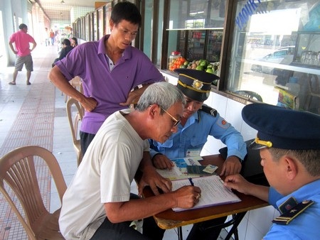 Tài tế xe khách BKS 43S – 2392 ký vào biên bản vi phạm do “hộp đen” không hoạt động