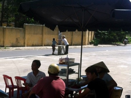 Cháu H. bị xích vào cột điện (Ảnh: CTV).